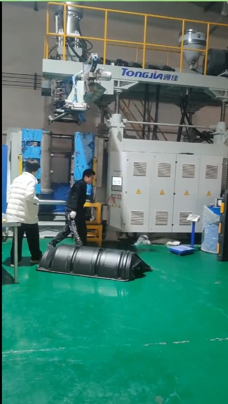 水泥電桿防撞桶是如何生產出來的 電桿防撞桶防撞墩生產設備吹塑機